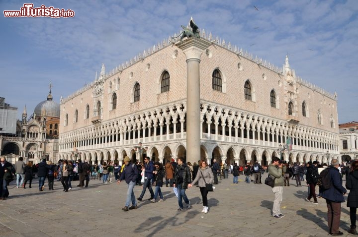 Immagine Palazzo Ducale a Piazza San Marco a Venezia: al centro la colonna con il leone