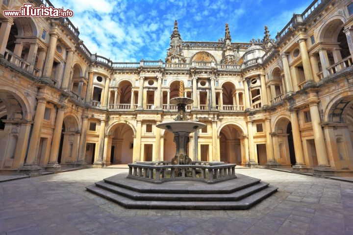 Immagine Palazzo dei Templari, magnifico cortile interno del Convento di Cristo a Tomar, regione di Lisbona (Portogallo) - © kavram / Shutterstock.com