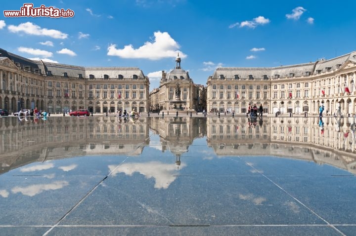 Immagine il Palazzo della Borsa a Bordeaux, dipartimento della Gironda, nella regione di Aquitania in Francia - © Anibal Trejo / Shutterstock.com