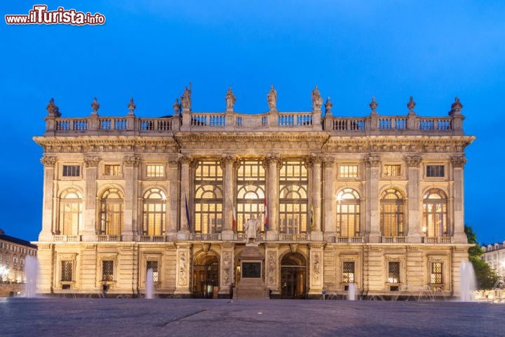 Immagine Il Palazzo Madama di Torino (Piemonte) è sede del Museo Civico di Arte Antica. L'edificio fa parte del sito seriale UNESCO delle Ville Sabaude, ed è pertanto Patrimonio dell'Umanità dal 1997. Il museo fu inaugurato nel giugno del 1863 in un palazzo di Via Ferrari, ma fu trasferito a Palazzo Madama nel 1934. Si sviluppa lungo 35 sale distribuite su quattro piani, e contiene oltre 70 mila opere (circa 2.500 sono esposte al pubblico) - © Matej Kastelic / Shutterstock.com