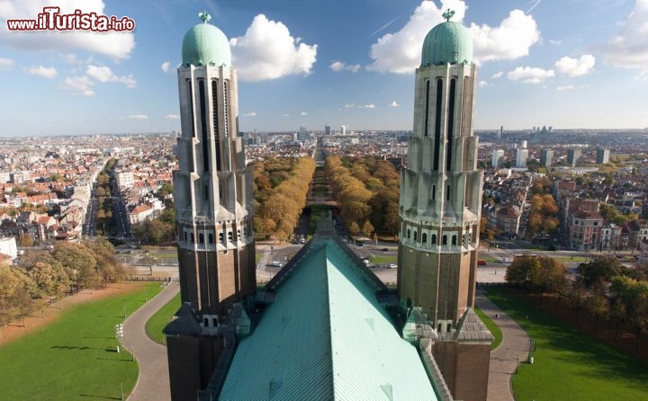 Immagine Il panorama di Bruxelles visto dalla grande Chiesa di Koekelberg: la Basilica del Sacro Cuore - © CRM / Shutterstock.com