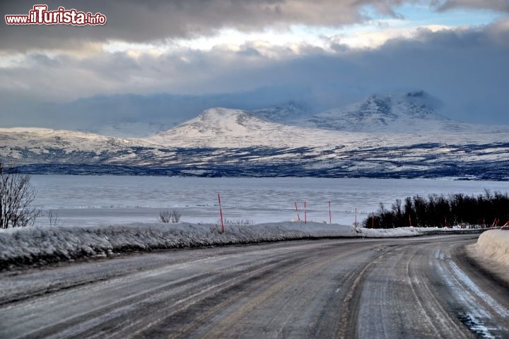 Immagine Panorama lungo la E10 in Svezia: ci troviamo appena ad ovest di Abisko lungo le sponde meridionali del lago Tornetrask