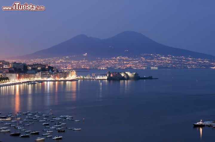 Immagine Panorama notturno del Golfo di Napoli e del Vesuvio, visti dal quartiere del Vomero - © Francesco R. Iacomino / Shutterstock.com