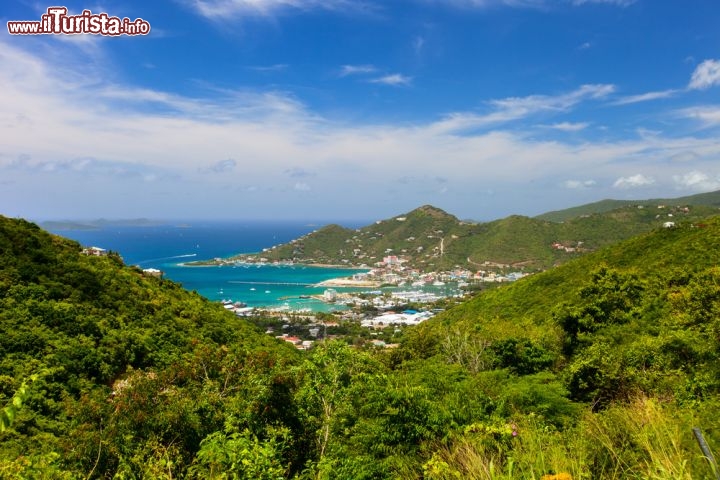Immagine Panorama di Road Town, la capitale delle Isole Vergini Britanniche sull'isola di Tortola - © BlueOrange Studio / Shutterstock.com