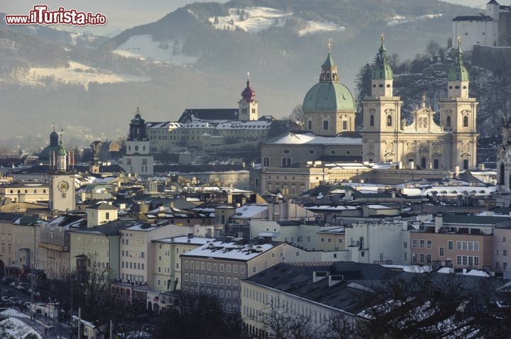 Immagine La città vecchia di Salisburgo in inverno. Si nota in primo piano nel centro storico la Franziskanerkirche - © filmfoto / Shutterstock.com