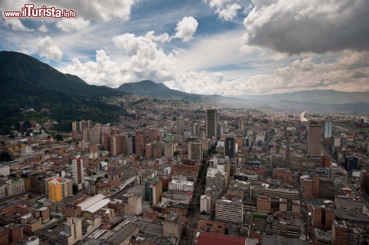 Immagine Veduta aerea di Bogotà (Santa Fé de Bogotà fino al 1998), la capitale colombiana a 2.640 metri d'altitudine - © rafcha / Shutterstock.com