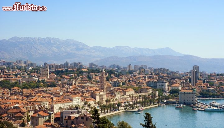 Immagine Panorama del centro storico di Spalato, Dalmazia, Croazia: il porto, la città e i monti sullo sfondo - © posztos / Shutterstock.com