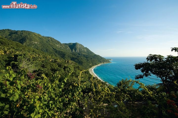 Immagine Panorama della costa intorno a Barahona la meta delle vacanze nel sud-ovest della Repubblica Dominicana - © Dominican Repubblic Ministry of Tourism