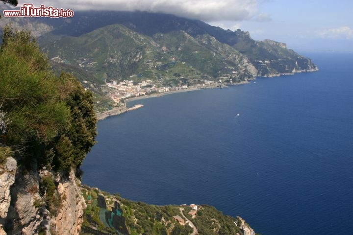 Immagine Il panorama della costiera amalfitana visto da Ravello, considerato uno dei più suggestivi balconi d'Italia - © Irina Korshunova / Shutterstock.com