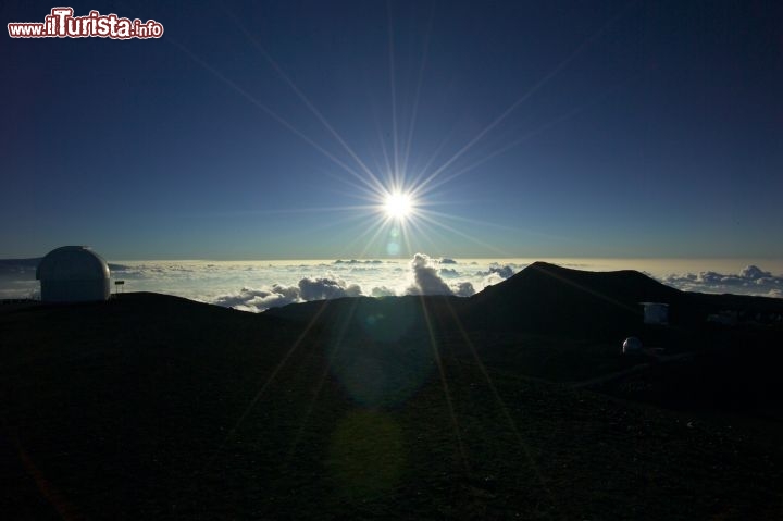 Immagine Panorama dalla cima del vulcano Mauna Kea in una giornata di sole, sull'isola di Hawaii, nell'omonimo arcipelago. Il Mauna Kea è un'imponente vulcano quiescente alto 4.205 metri, che supera i 9.000 se si considera anche la parte sommersa - © Bivb / www.hvcb.org