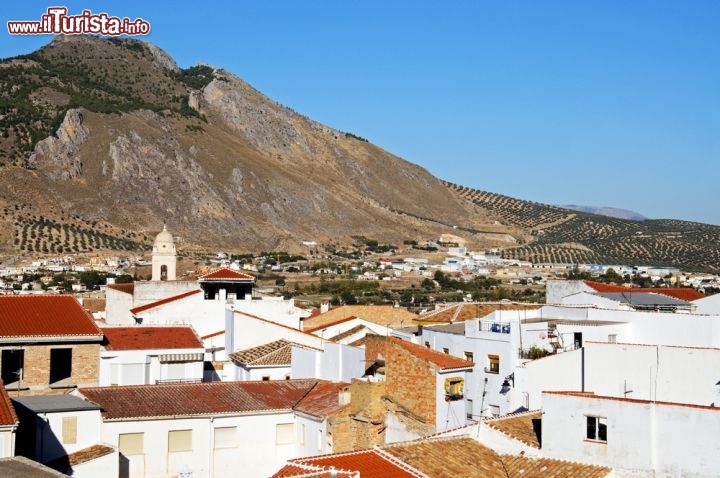 Immagine Panorama di Loja (Andalusia), Spagna meridionale. Questa vista si gode dalla cima dell'Alcazaba - © Arena Photo UK / Shutterstock.com
