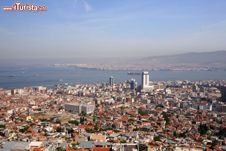 Immagine Panorama di Smirne: si tratta della terza città della Turchia, e si trova nel golfo di Izmir  - © Biancoloto / Shutterstock.com