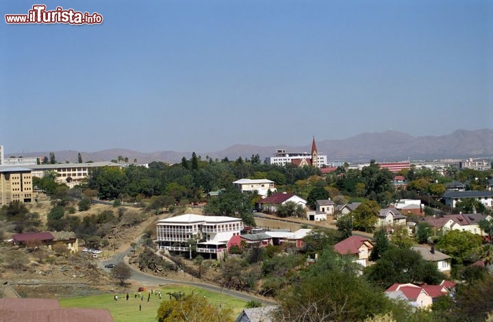 Immagine Panorama di Windhoek la capitale della Namibia - © Attila JANDI / Shutterstock.com