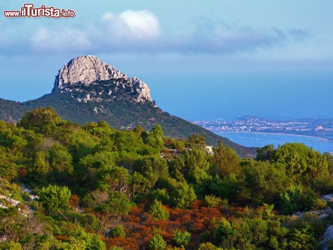 Immagine Panorama delle montagne e rocce dell'Ogliastra e della costa orientale della Sardegna - © Monica Mereu
