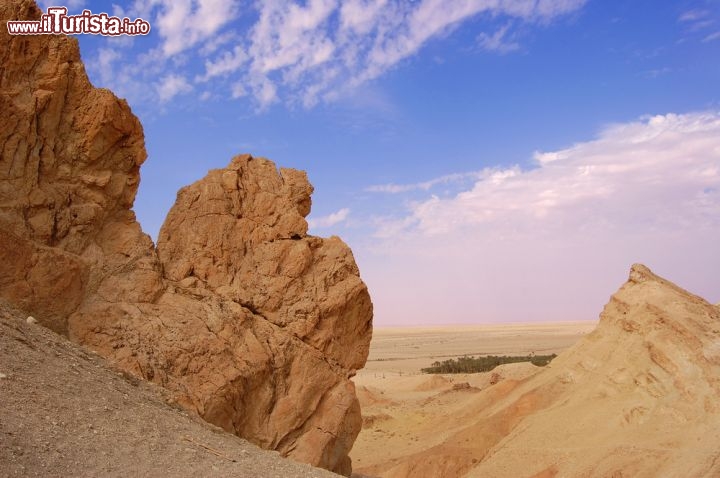 Immagine Panorama tra le montagne intorno a Chebika in Tunisia (regione di Tozeur) - © Evgeniapp / Shutterstock.com