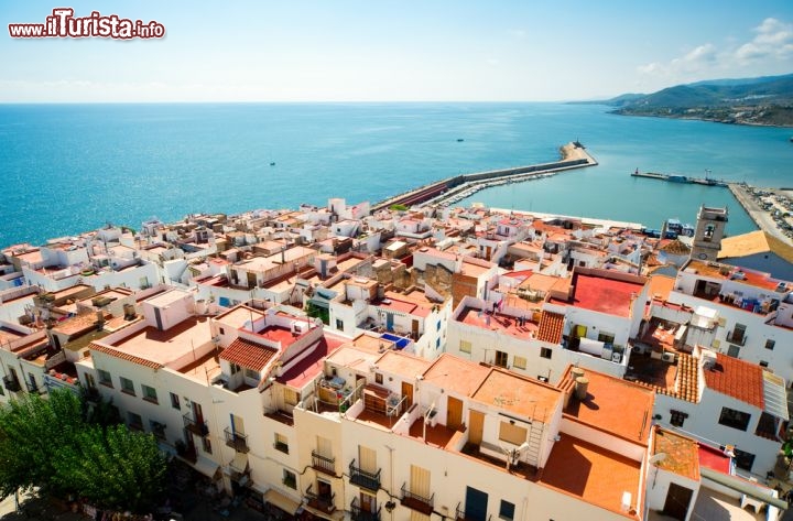 Immagine Panorama della penisola di Peniscola in Spagna - © Alexander Tihonov / Shutterstock.com