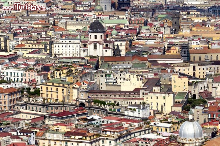 Immagine Panorama dei quartieri centrali del centro storico della città di Napoli - © posztos / Shutterstock.com