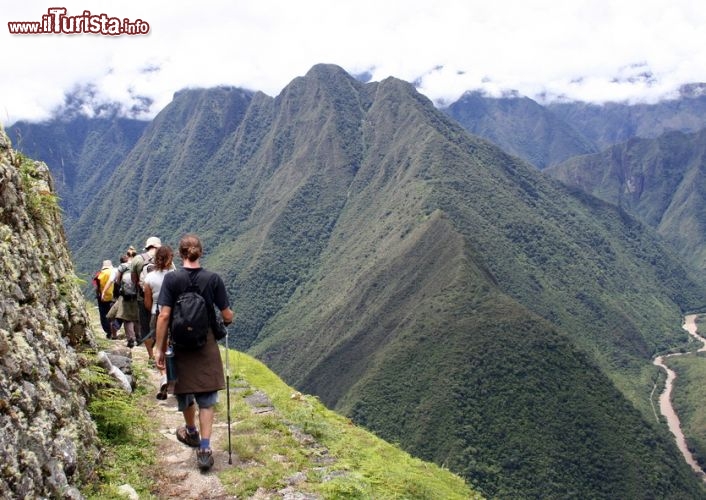 Immagine Panorama lungo il trekking sulle Ande, Purù - Percorrere l'Inca Trail che accompagna al sito di Machu Picchu è un'esperienza unica. Lungo il sentiero si possono ammirare le diversità di flora e fauna della valle, complessi architettonici e panorami mozzafiato come quello sulla sottostante valle che si trova al di sotto a circa 400 metri - © J Duggan / Shutterstock.com
