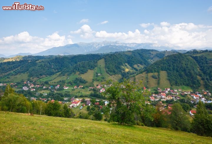 Immagine La verdeggiante vallata di Bran, in Romania  - © Brykaylo Yuriy / Shutterstock.com