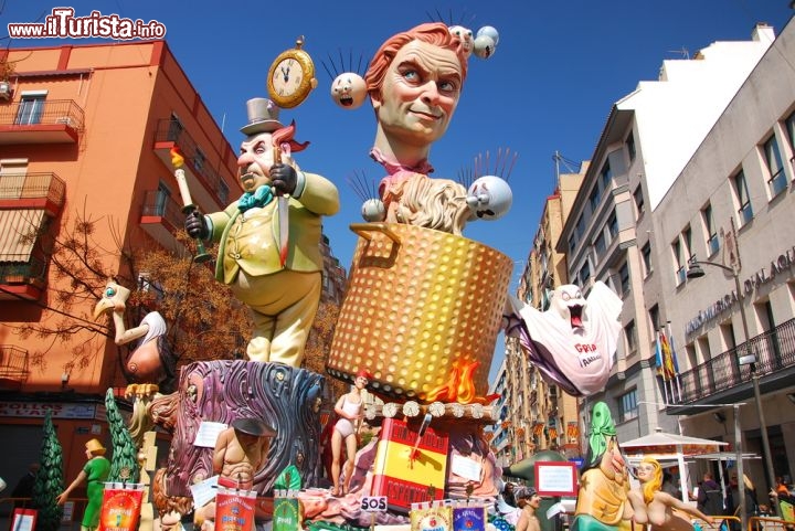 Immagine Le statue di cartone in parata durante la grande feste de Las Fallas de San José di Valencia - © Ashiga / Shutterstock.com