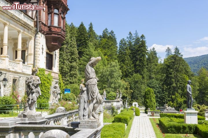 Immagine Lo splendido parco di Castello Peles a Sinaia (Romania) - © Photosebia / Shutterstock.com