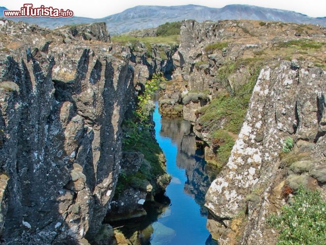 Immagine Parco nazionale Pingvellir, Islanda. Situato nella parte sud occidentale dell'isola, nei pressi della penisola di Reykjanes e all'area vulcanica di Hengill, Pingvellir dal 2004 è stato inserito nella lista dei Patrimoni dell'Umanità dell'Unesco. Questo parco nazionale rappresenta uno dei luoghi più importanti per la storia del paese in quanto nel 930 vi venne fondato l'Althing, fra i primi parlamenti al mondo. Attraversato dal fiume Oxara, che forma anche una suggestiva cascata, quest'area nazionale fa parte dei luoghi più famosi d'Islanda, il Circolo d'Oro - © mharzl / Shutterstock.com