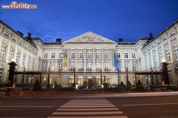 Immagine il Parlamento Nazionale Belga a Bruxelles, vista notturna - © Renata Sedmakova / Shutterstock.com