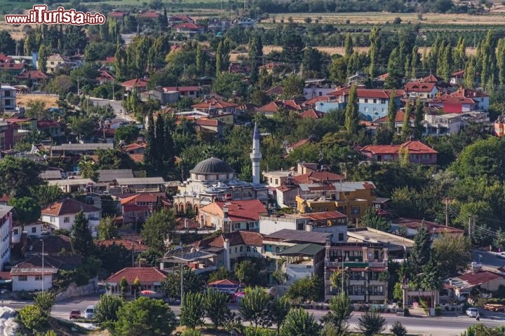 Immagine La parte moderna di Pamukkale con in evidenza una moschea. Ci troviamo vicino a Denizli nell'ovest della Turchia  - © OPIS Zagreb / Shutterstock.com