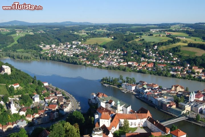 Immagine Passau (Passavia) è una città del sud-est della Germania, in Baviera, che si trova alla triplice confluenza tra Danubio, Inn e Ilz