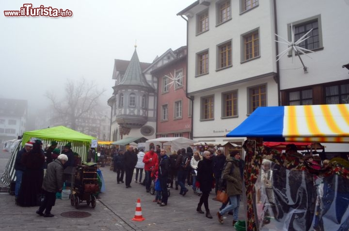 Immagine A passeggio tra le bancarelle di un mercatino natalizio a San Gallo (Svizzera)