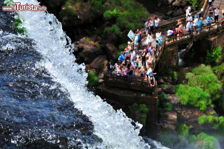 Immagine Passerella di osservazione del Circuito Inferiore delle cascate di Iguassù in Brasile - © kenjito / Shutterstock.com