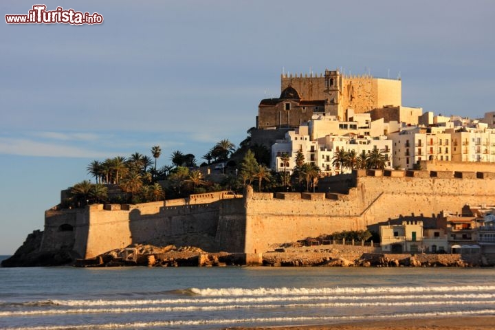 Immagine Peniscola sarebbe una piccola isola del Mediterraneo se non fosse unita alla Spagna da una lingua di sabbia - © Carina-Foto / Shutterstock.com