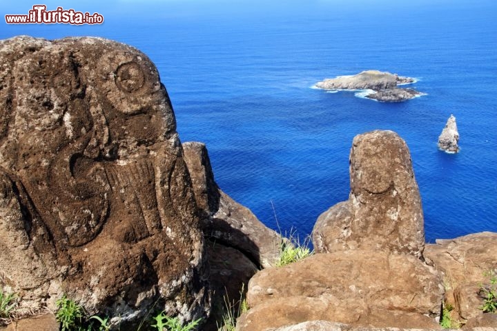 Immagine I Petroglifi di Orongo a Rapa Nui (Cile). la costa spettacolare dell'Isola di Pasqua - © Galina Barskaya / Shutterstock.com