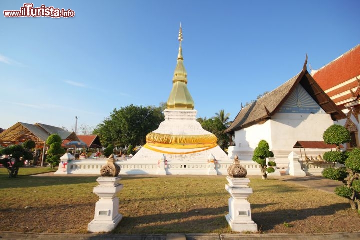 Immagine Il Tempio Phrathat Kham a Khon Kaen, Thailandia - D'un bianco candido e con decorazioni dorate, questo stupa, monumento buddhista originario del subcontinente indiano, si ritiene contenga le reliquie di Buddha. Circondato da altri edifici religiosi, il tempio Phrathat Kham di questa cittadina della Thailandia è uno dei luoghi sacri ai fedeli © SATHIANPONG PHOOKIT / Shutterstock.com