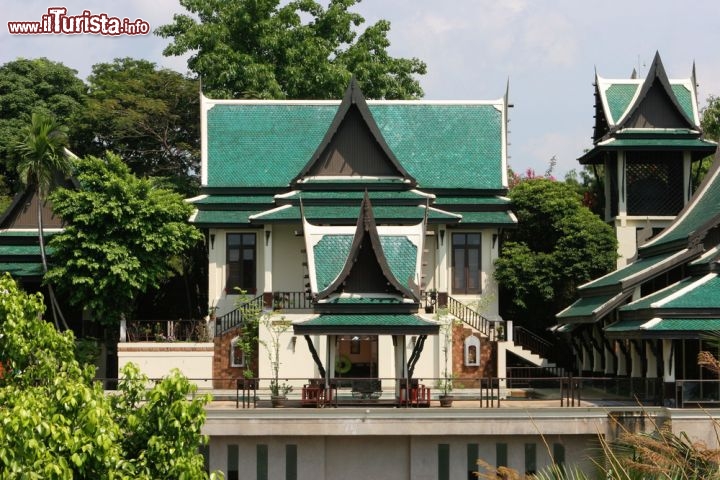 Immagine Nella parte più antica di Phuket si incontrano ancora gli edifici tradizionali, coi tetti spioventi e colorati - © Gina Smith / Shutterstock.com
