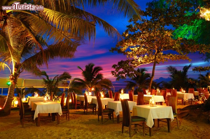 Immagine Lungo la costa di Phuket ci sono ristoranti e alberghi esclusivi che servono romantiche cene sulla spiaggia: le foglie delle palme sulla testa e la sabbia sotto i piedi, insieme ai colori del cielo e al sussurro del mare, assicurano serate indimenticabili - © slava296 / Shutterstock.com