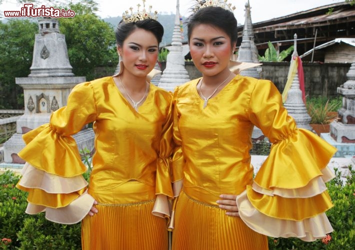 Immagine Durante le feste a Phuket non è raro incontrare qualche fanciulla in abito tradizionale da cerimonia - © Gina Smith / Shutterstock.com