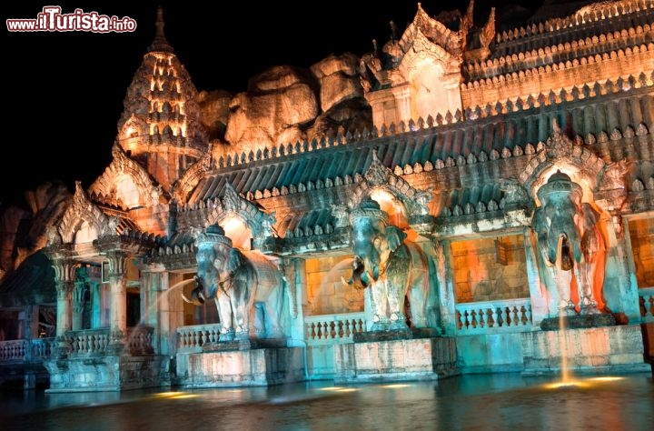 Immagine Il Palazzo degli Elefanti di Phuket (Thailandia) è un teatro capace di contenere 3 mila spettatori, ispirato ai palazzi in pietra dell'era Sukhothai, che si trova all'interno del parco a tema Fantasea - © nodff / Shutterstock.com