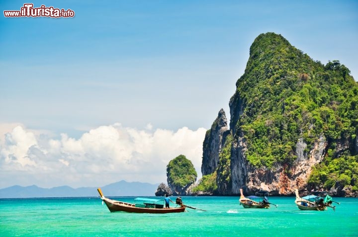 Immagine Le coste dell'Isola di Phuket sono rocciose e frastagliate, ricoperte di una folta vegetazione selvaggia, e si tuffano a picco in acque limpidissime - © SurangaWeeratunga / Shutterstock.com