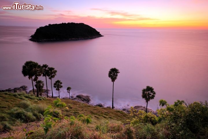 Immagine Il paesaggio tailandese intorno a Phuket è più magico di un dipinto, soprattutto al tramonto, quando il mare si tinge di viola e le sagome delle isole si stagliano nitide contro il cielo - © 9comeback / Shutterstock.com