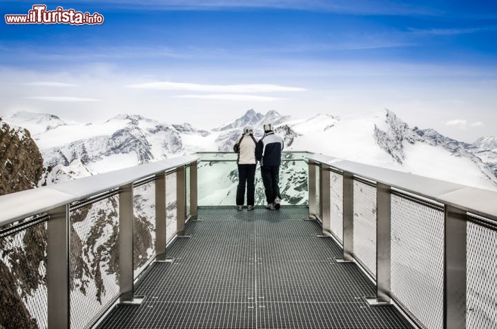 Immagine Piattaforma panoramica sulle Alpi austriache: siamo a Kaprun il famoso compresorio sciistico del Salisburghese - © Martin M303 / Shutterstock.com