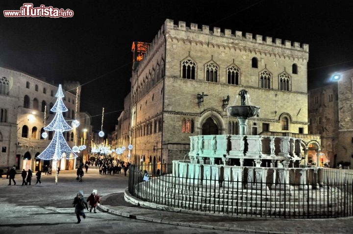 Immagine Piazza IV Novembrea  Perugia: al centro la Fontana Maggiore, davanti al Palazzo dei Priori. Quest'ultimo in stile gotico è un vivido esempio di stile dell'epoca dei comuni: fu infatti costruito tra la fine del '200 e la metà del '400. Oggi è sede municipale.