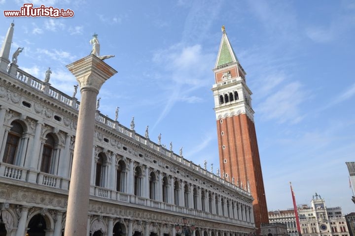 Immagine Piazza San Marco a Venezia: il grande campanile svetta alto sulla città
