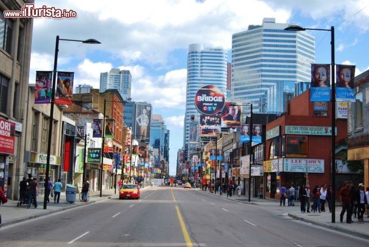 Immagine La piazza di Yonge-Dunda square a Toronto in Canada - © Lissandra Melo / Shutterstock.com