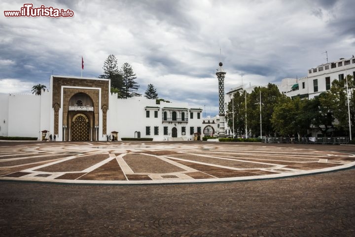 Immagine Piazza nel centro di Tetouan, una delle medine più visitate del nord del Marocco - © Anilah / Shutterstock.com