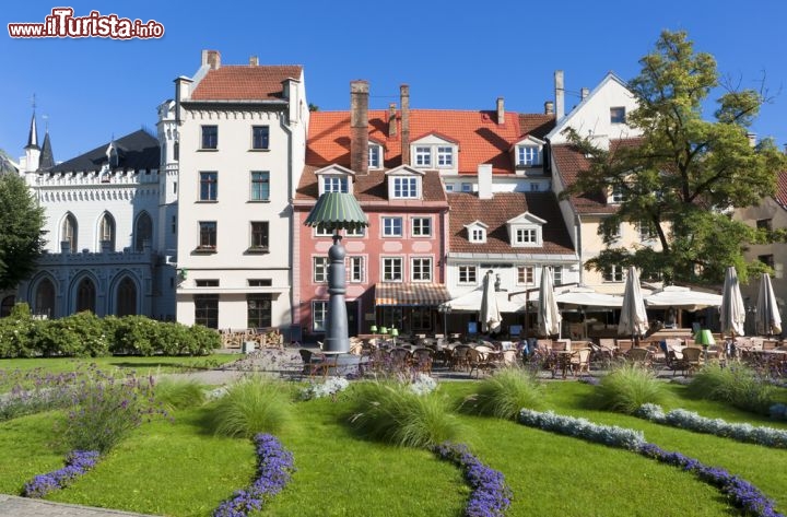 Immagine La piazza Livu nella citta vecchia della capitale Riga, in Lettonia - © Sergei25 / Shutterstock.com