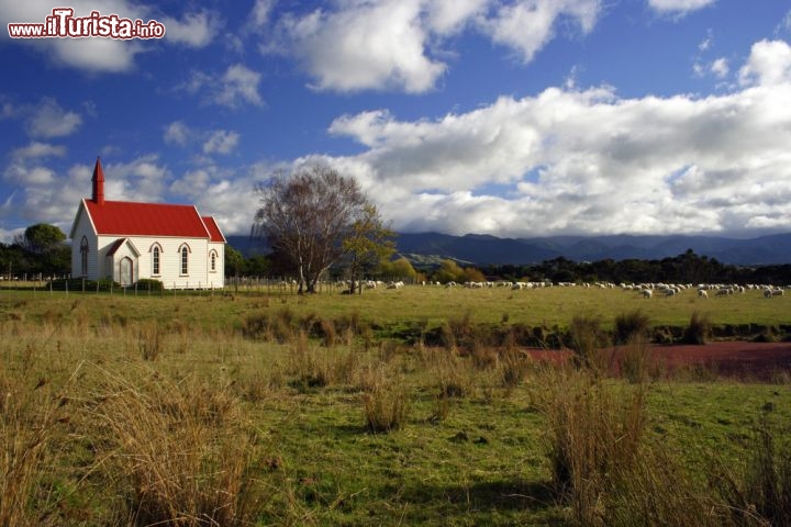 Immagine Nelle vicinanze di Wellington, capitale della Nuova Zelanda, tra i paesaggi sconfinati dell'Isola del Nord può succedere di fare incontri come questo: una piccola chiesa bianca dal tetto rosso, solitaria nella pianura  - © Sasapee / Shutterstock.com