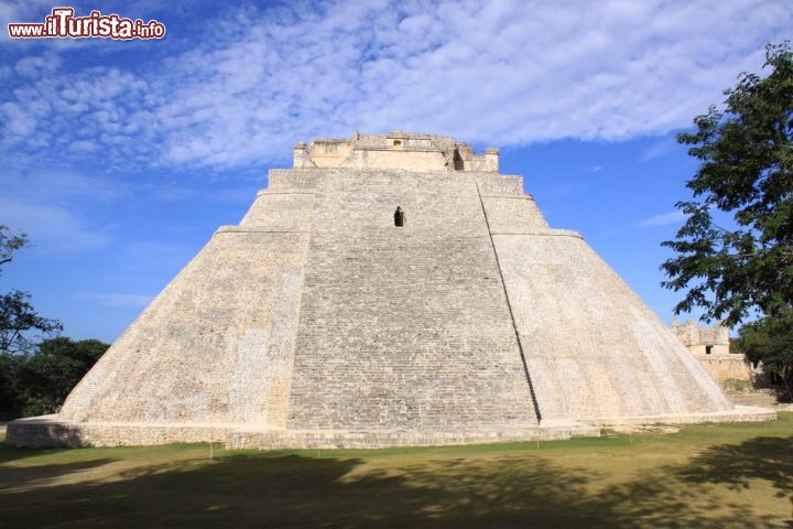 Immagine La Piramide dell'Indovino si trova ad Uxmal: siamo nella penisola dello Yucatan in Messico - © Cyril PAPOT / Shutterstock.com