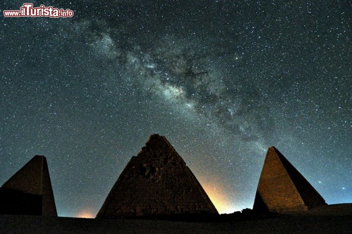 Immagine Le magnifiche Piramidi del Gebel Barkal danno spetacolo alla notte,  con la Via Lattea fotografata, che si staglia sul cielo di Karima, in Sudan