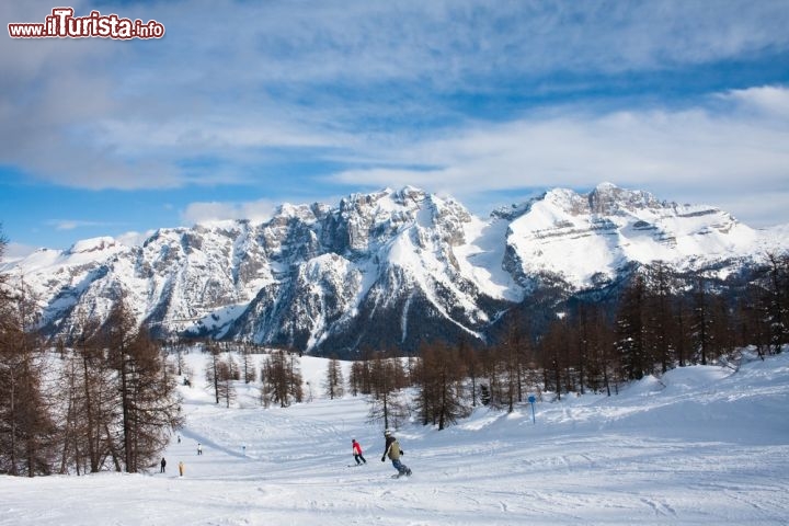 Immagine Pista da sci a Madonna di Campiglio in Trentino. Sullo sfondo le Dolomiti di Brenta - © nikolpetr / Shutterstock.com